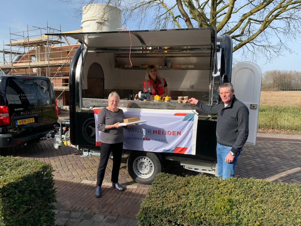 Foodtruck voor verkoopbrochure 85 woningen venster van Made verkoop fase 2 appartementen